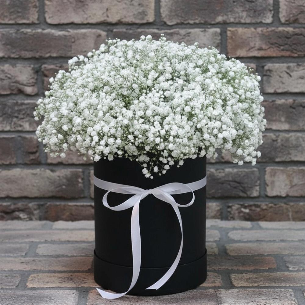 Цветочная композиция из Гипсофила в шляпной коробке в Тенгинской