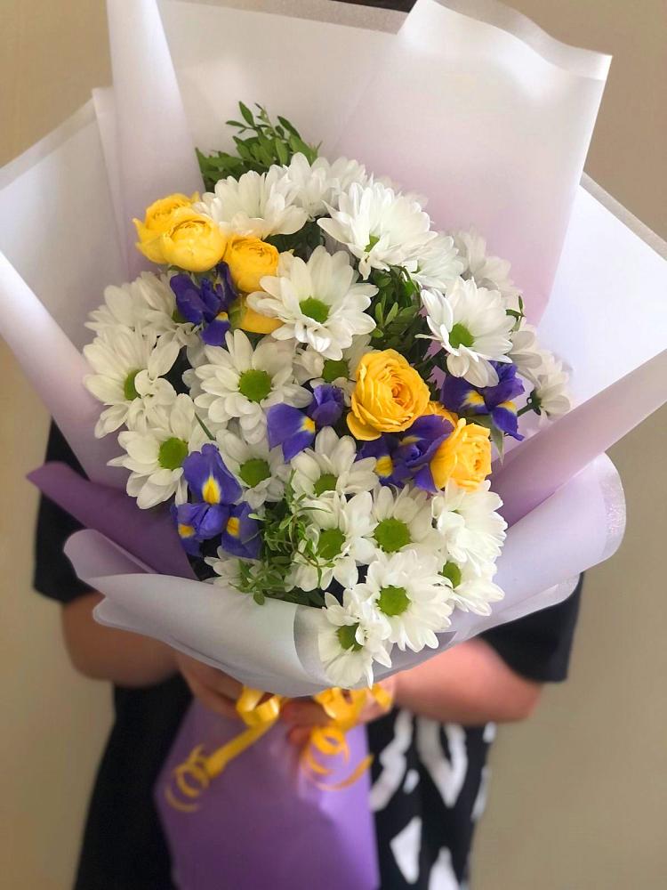 Букет цветов из: Ирисы, Хризантемы и Розы в Тенгинской