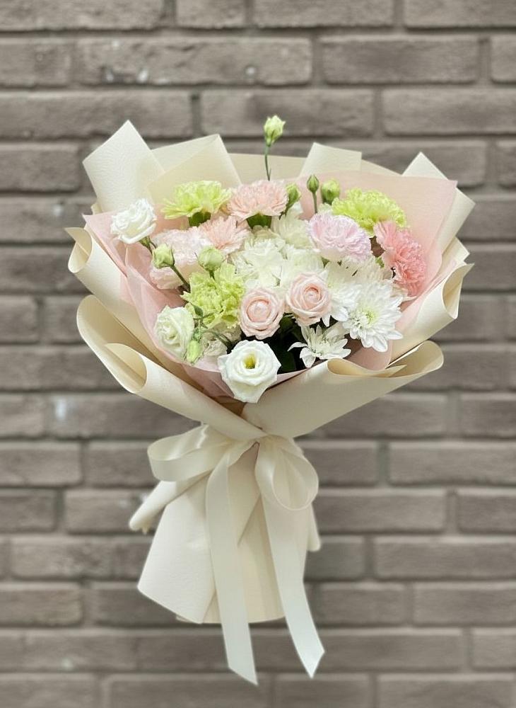 Букет цветов из: Гвоздики, Розы, Лизиантусы и Хризантемы в Тенгинской