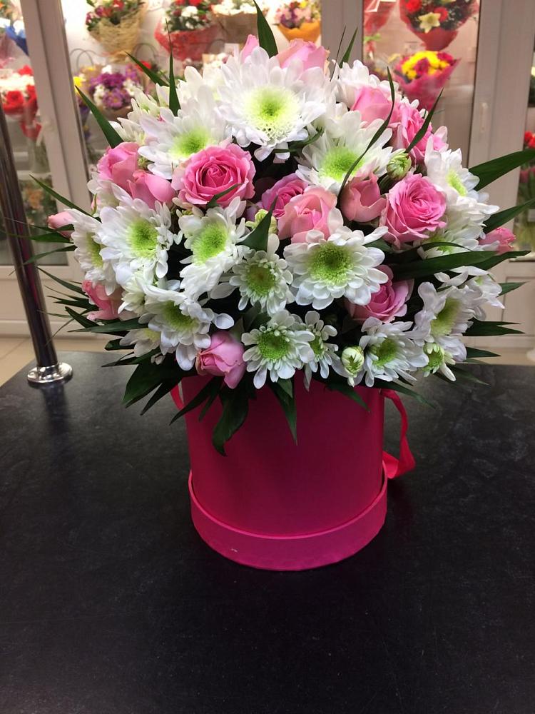 Цветочная композиция из Розы и Хризантемы в шляпной коробке в Тенгинской