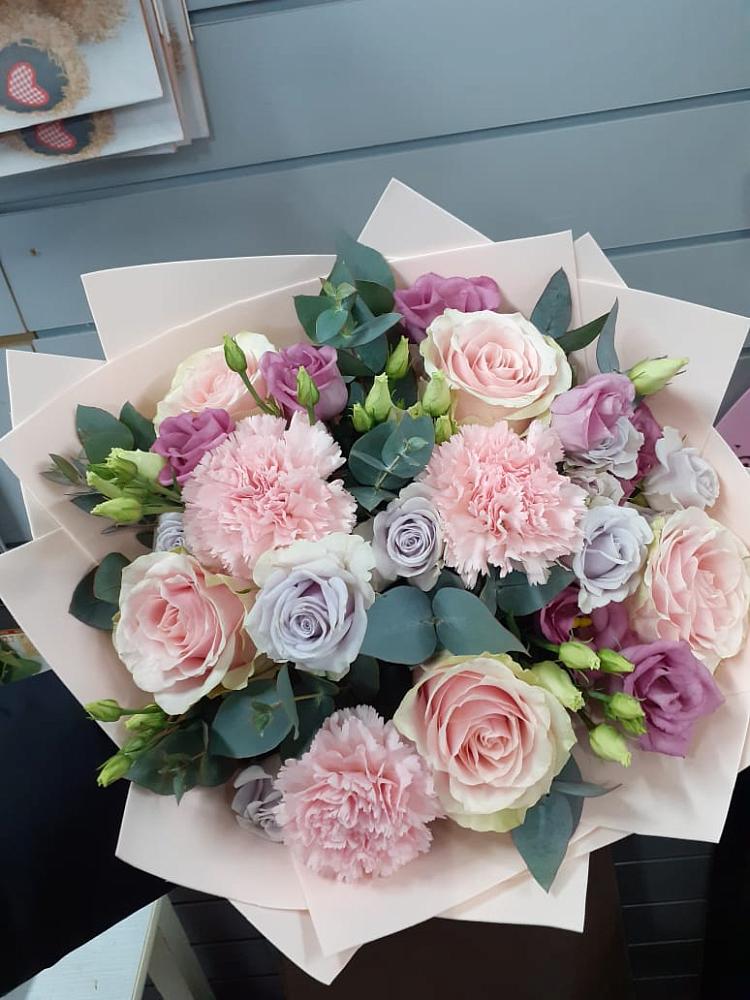 Букет цветов из: Розы, Гвоздики и Лизиантусы в Тенгинской